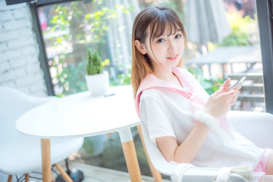 “拭目以待吧。”庞统微笑道，随后看向众人道：“却不知张任如今何在？”